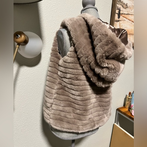 Pink Sophie Women's Faux Fur
Hooded Vest - Size Small Excellent condition - Picture 4 of 8